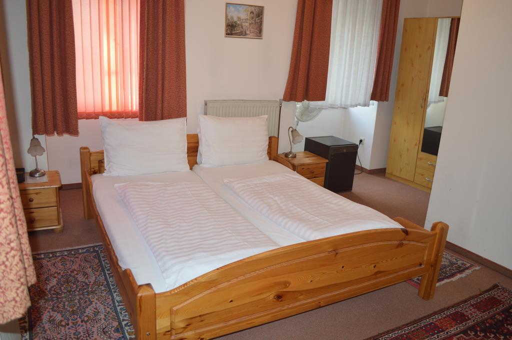 Hotel Pension Walzerstadt Viena Quarto foto
