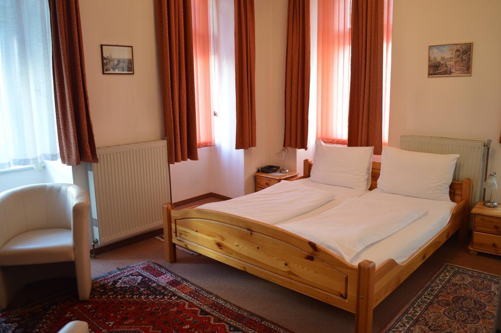 Hotel Pension Walzerstadt Viena Quarto foto