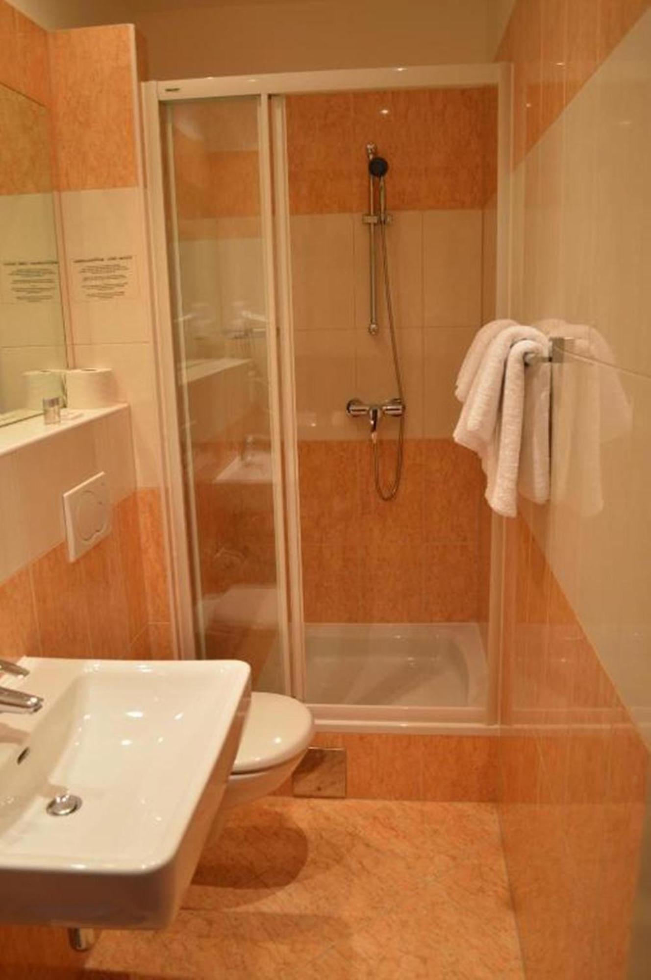 Hotel Pension Walzerstadt Viena Quarto foto